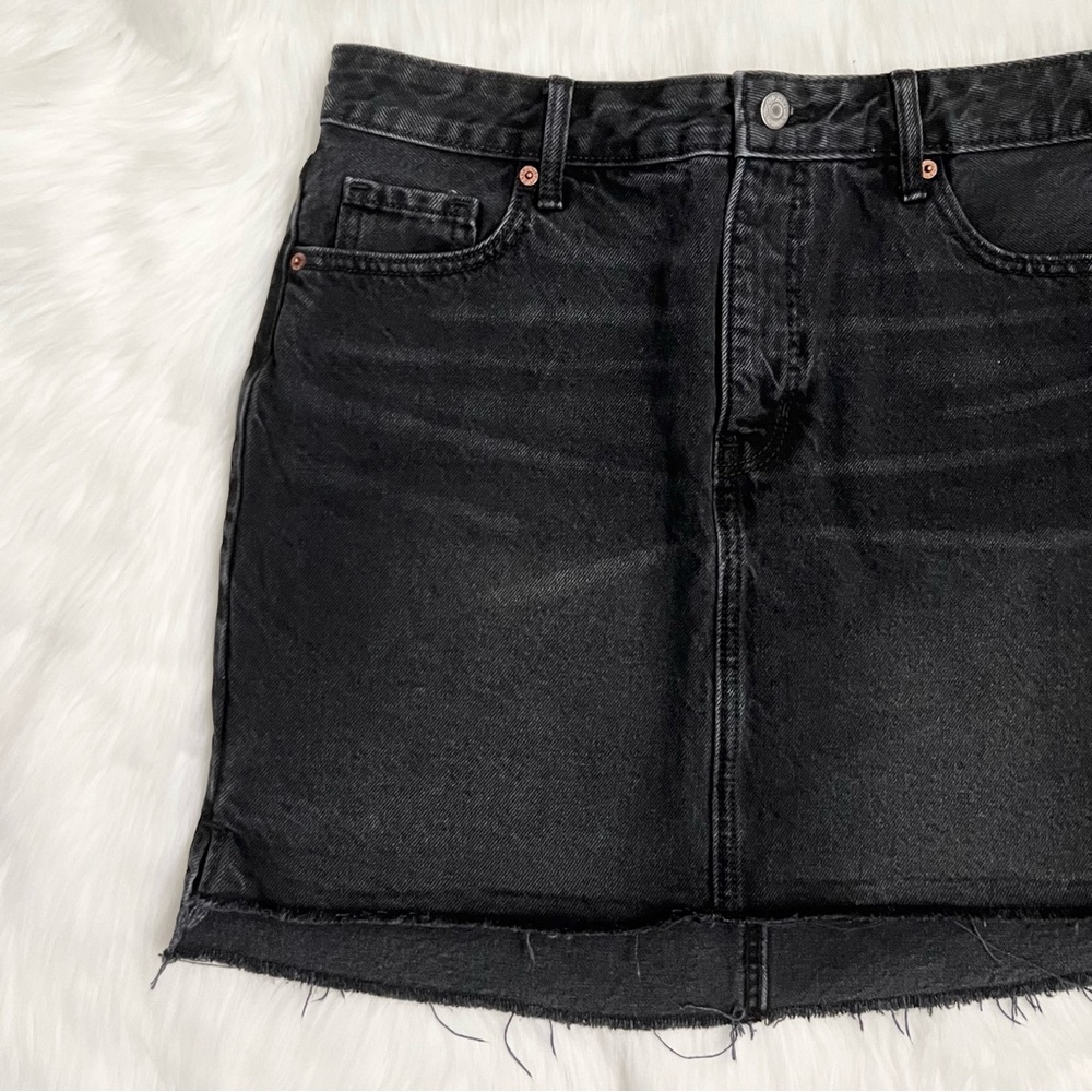 Old Navy Black Denim Mini Skirt With Raw Hem - Picture 2 of 5